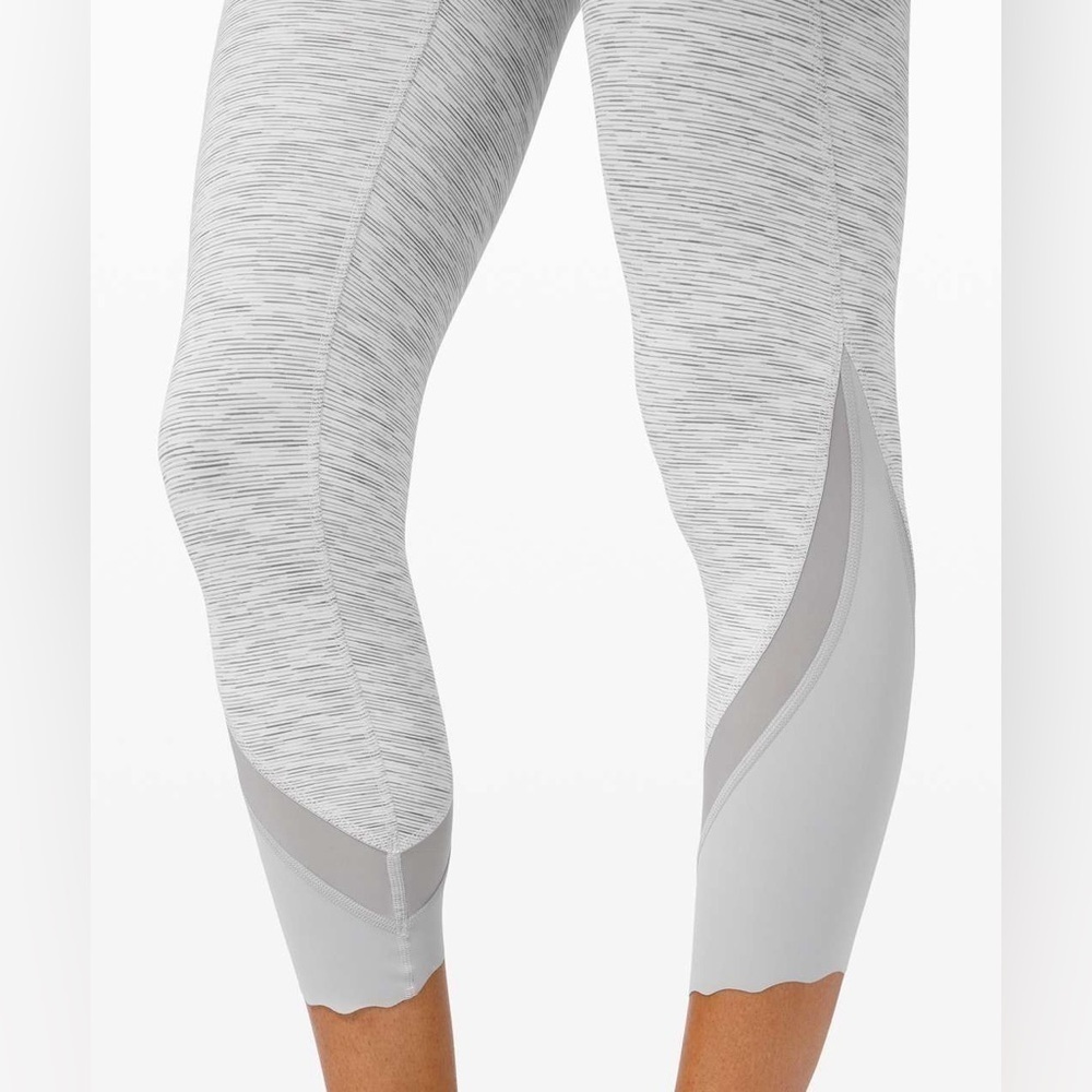 LULULEMON Wunder Under Crop High Rise Roll Down Scallop Luxtreme 23” Leggings - Picture 4 of 13